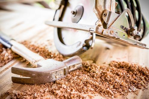 Hammer und Holzspäne - #Branche2# Hammer und Holzspäne - #Branche2#